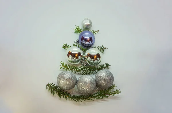 Ein Wunderschöner Konzeptioneller Weihnachtsbaum Aus Kugeln Geschmückt Mit Fichtenzweigen Umgekehrter — Stockfoto
