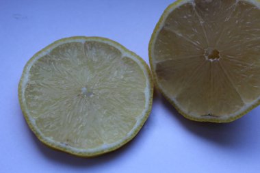 beyaz bir arka plan üzerinde dilimlenmiş limon. sarı limon halkaları