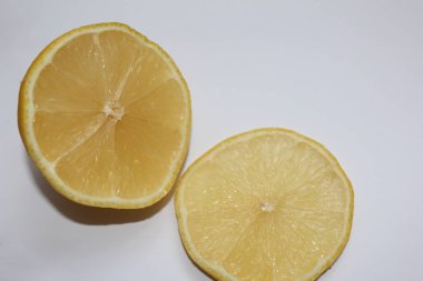 yarım limon ve beyaz bir arka plan üzerinde bir dilim linon. beyaz bir arka plan üzerinde sarı sulu limon.