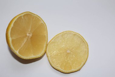 yarım limon ve beyaz bir arka plan üzerinde bir dilim linon. beyaz bir arka plan üzerinde sarı sulu limon.