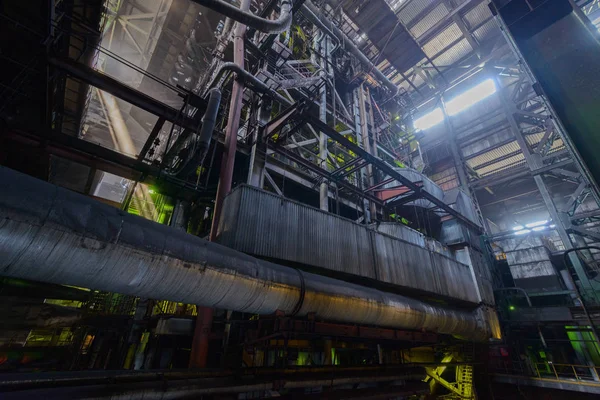 火力発電所の工業用ボイラーの内部ビュー — ストック写真