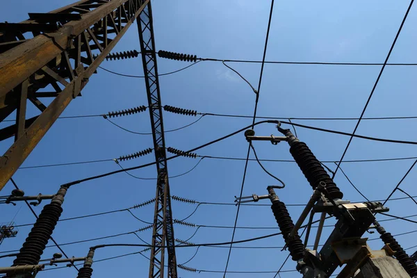 Yüksek gerilim kule ve elektrik hatları üzerinden mavi gökyüzü 