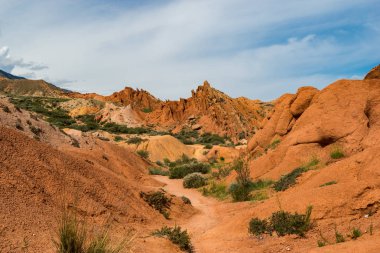 Renkli kaya oluşumları masal Kanyon Güney: Issyk-Kul kıyı Gölü, Kırgızistan