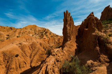 Renkli kaya oluşumları masal Kanyon Güney: Issyk-Kul kıyı Gölü, Kırgızistan