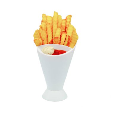 Patates kızartması, ketçap ve mayonez, beyaz arka plan.