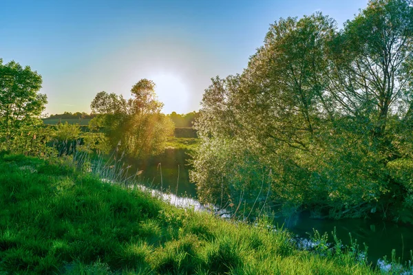 Eine Idyllische Abendlandschaft Einem Kleinen Fluss — Stockfoto