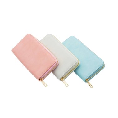 Kırmızı, gri ve mavi renklerde üç cüzdan.