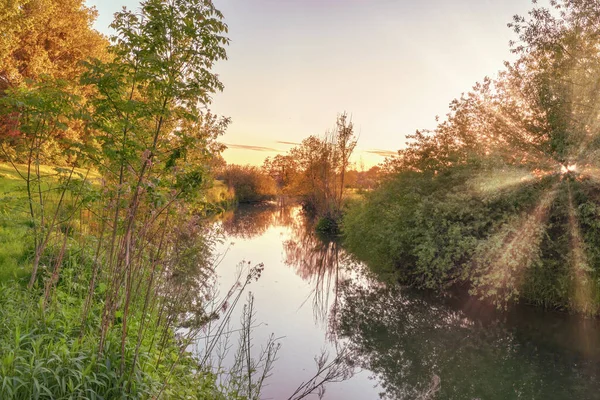 Ein Wunderschöner Orangefarbener Sonnenuntergang Auf Einem Kleinen Fluss — Stockfoto