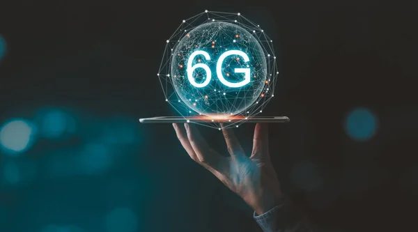 Küresel ağ bağlantısı olan akıllı telefonu elinde tutan işadamı 6G konsept ağ teknolojileri ve sosyal etkileşim.