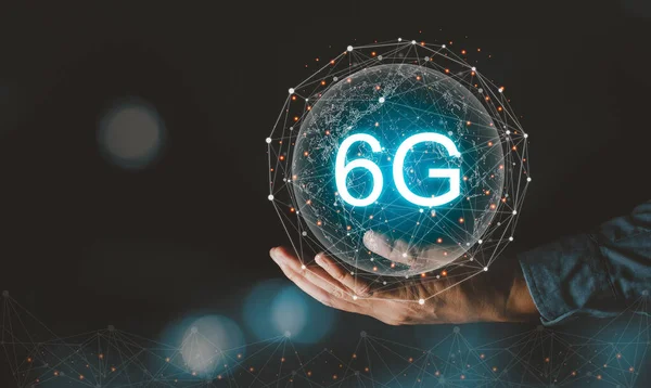 Küresel ağ bağlantısı olan işadamı haritası tutma noktası 6G konsepti ağ teknolojileri ve sosyal etkileşim.
