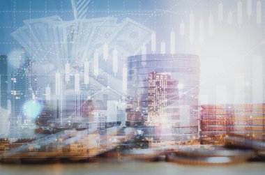 Şehir gecesi arka planında grafikler ve madeni paralar çift pozlama. Finans ve iş konsepti