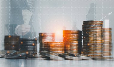 Şehir gecesi arka planında grafikler ve madeni paralar çift pozlama. Finans ve iş konsepti