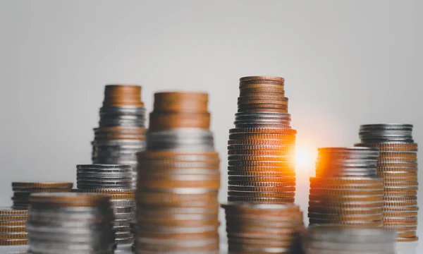 Para birikintisi artan grafik ve ev modeli gri zemin üzerinde. Para ve yatırım konsepti tasarrufu.