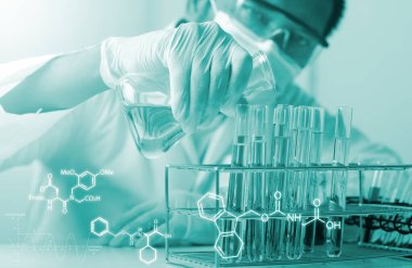 Bilim adamının elinde deney tüpüne ve bilimsel deneylere örnek dolduran bir matara var., 