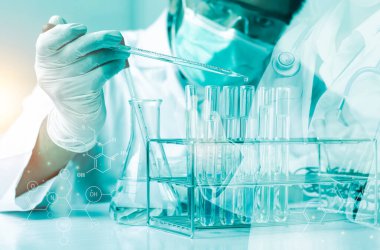 Bilim adamlarının el ele tutuştuğu pipette deney tüpü ve bilimsel deneylerin içine kimyasal sıvı içeren bir örnek bırakıyor., 