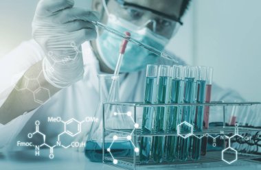 Bilim adamlarının el ele tutuştuğu pipette deney tüpü ve bilimsel deneylerin içine kimyasal sıvı içeren bir örnek bırakıyor., 