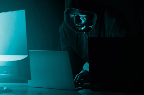 Χάκερ Και Κακόβουλο Λογισμικό Επικίνδυνος Hooded Hacker Άνθρωπος Χρησιμοποιώντας Φορητό — Φωτογραφία Αρχείου