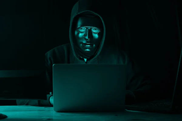 Hacker Conceito Malware Perigoso Encapuzado Hacker Homem Usando Laptop Hacking — Fotografia de Stock
