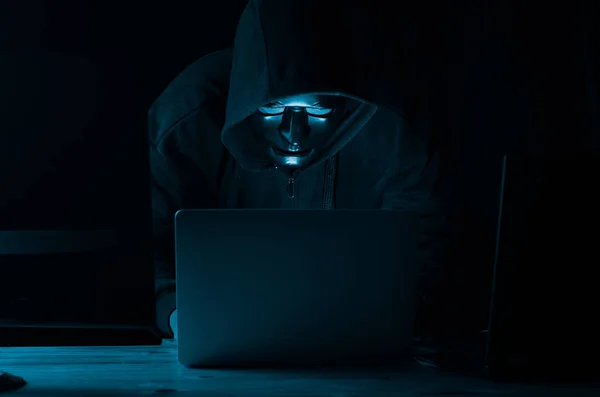 Hacker ve kötü amaçlı yazılım konsepti. İnterneti hackleyen bilgisayarlı tehlikeli başlıklı hacker..