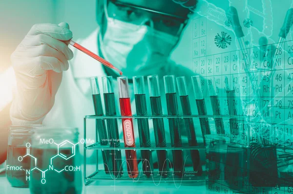 Bilim adamlarının el ele tutuştuğu pipette deney tüpü ve bilimsel deneylerin içine kimyasal sıvı içeren bir örnek bırakıyor., 