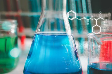 Örneği deney tüpüne ve bilimsel deneylere döküyor. Doktor, laboratuvar bardağında kimyasal sıvı bulunuyor., 