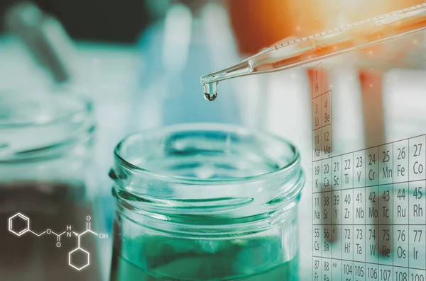 Bilim adamlarının el ele tutuştuğu pipette deney tüpü ve bilimsel deneylerin içine kimyasal sıvı içeren bir örnek bırakıyor., 