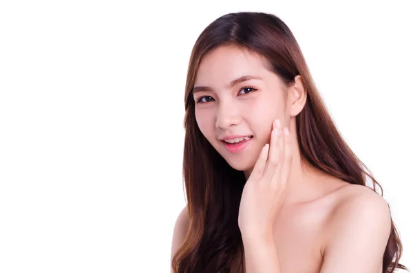 亚洲年轻漂亮的女人笑着摸着脸 被白色的背景隔开了 天然化妆品 Spa疗法 美容和整形外科概念 — 图库照片