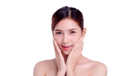 Kısa saçlı, Asyalı güzel bir kadın gülümseyip yüzüne dokunuyor, beyaz arka planda soyutlanmış. Doğal makyaj, SPA terapisi, cilt bakımı, kozmetoloji ve estetik cerrahi konsepti