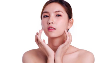 Güzel Kadın Suratı. Güzellik Portresi. Güzel Spa Kadını Yüzüne Dokunuyor. Mükemmel Taze Cilt. Saf güzellik mankeni kız. Gençlik ve Deri Bakımı Konsepti. beyaz arkaplanda izole.