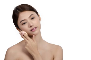 Yüzüne kozmetik tozu süren güzel bir kadın, doğal makyaj, güzel yüz, beyaz arka planda izole edilmiş..