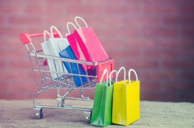 Alış veriş poşetleri ahşap masa, e-ticaret veya elektronik ticaret, internet üzerinden mal veya hizmet satın alma veya satma işlemidir..