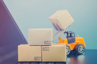 Klavyede kutular, e-ticaret veya elektronik ticaret olan forklift kamyonu internet üzerinden mal veya hizmet satın alma veya satma işlemidir..