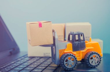 Klavyede kutular, e-ticaret veya elektronik ticaret olan forklift kamyonu internet üzerinden mal veya hizmet satın alma veya satma işlemidir..