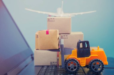 Klavyede kutular, e-ticaret veya elektronik ticaret olan forklift kamyonu internet üzerinden mal veya hizmet satın alma veya satma işlemidir..