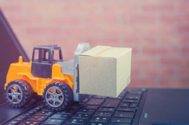 Klavyede kutular, e-ticaret veya elektronik ticaret olan forklift kamyonu internet üzerinden mal veya hizmet satın alma veya satma işlemidir..