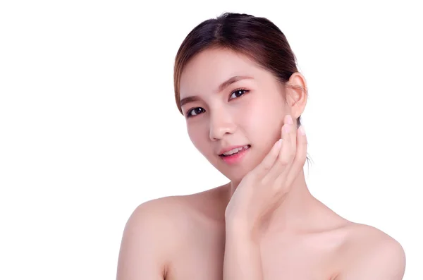 短发亚洲年轻漂亮的女人笑着摸着脸 被白色的背景隔开了 天然化妆品 Spa疗法 美容和整形外科概念 — 图库照片