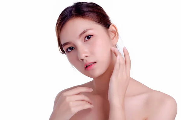 短い髪アジアの若い美しい女性の笑顔と彼女の顔に触れると 白い背景に隔離された 天然化粧品 Spa療法 スキンケア 美容整形の概念 — ストック写真