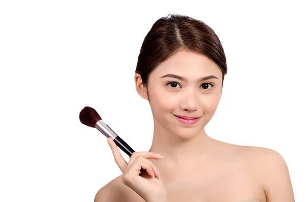 亚洲年轻漂亮的短发女子在光滑的脸上涂上化妆品粉刷 用白色背景隔开 天然化妆品 Spa疗法 美容及整形手术简介 — 图库照片