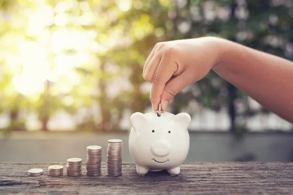 Las Manos Mujer Sostienen Monedas Poner Moneda Piggy Bank Con — Foto de Stock