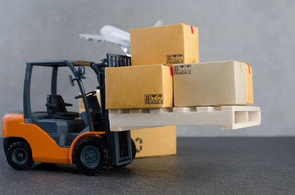 Kutu teslimatı ve ulaşım lojistik depolama deposu ticari konsepti, lojistik ihracat ve ulaşım sektörü geçmişi olan bir forklift kamyonu.