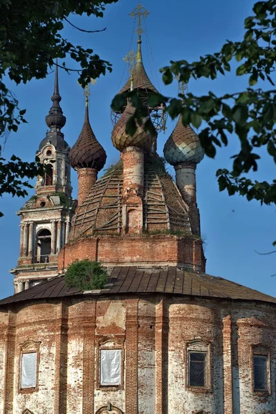 쿠르바 야로슬라블 Kurba Yaroslavl 지구의 교회와 인접한 건물의 역사적 — 스톡 사진