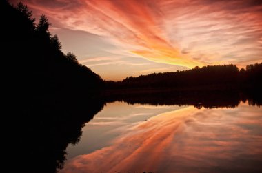 Güzel gün batımı göl