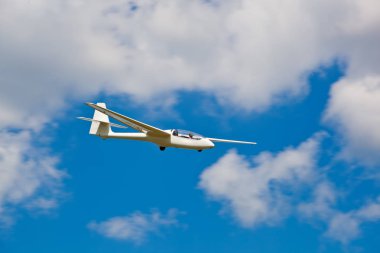 gökyüzünde uçan planör.