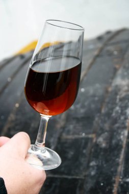 Catavino, şarap için fincan, varil arka plan ile elinde Sherry krem ile