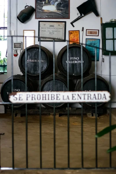 Cerca Separada Con Cartel Paso Prohibido Entrada Bodega Con Barricas — Foto de Stock