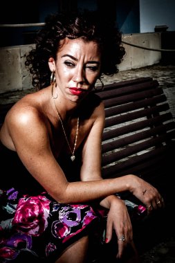 Üç çeyrek portre, imparatorluk, genç kadın ışık ışığı ile açık bir bankta oturan, düşünceli ifade ile