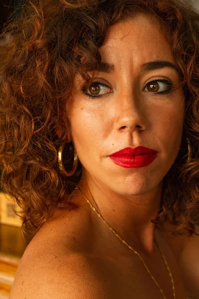 Altın çember küpe, sahte çıplak ile samimi görünüyor Yakın çekim