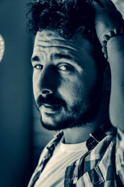 şehvetli bir görünüm ile genç adam saçlarını yapışmasını