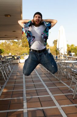 genç adam sakal ve başörtüsü ile mutlu atlama