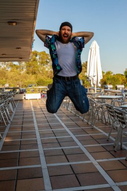 genç adam sakal ve başörtüsü ile mutlu atlama